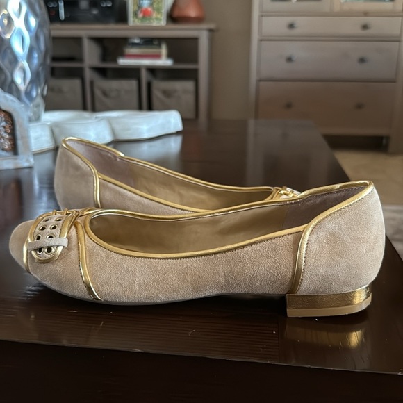 NWOB Nine West Women's Tan and Gold Kitten Heel Flats - Picture 2 of 4